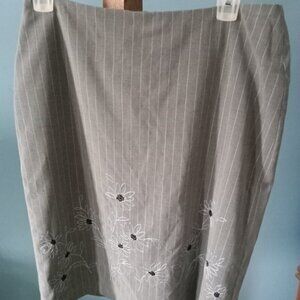 Ladies Jessica lined grey pinstripe skirt with blue embroidered flowers size 8